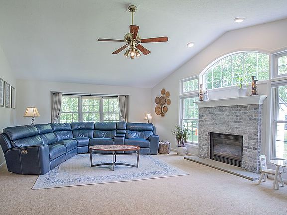 5th image of 55 Deertrack Ln