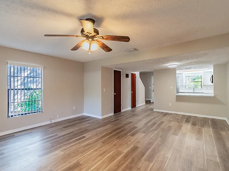 2419 W Stroud Ave #B — Photo 6