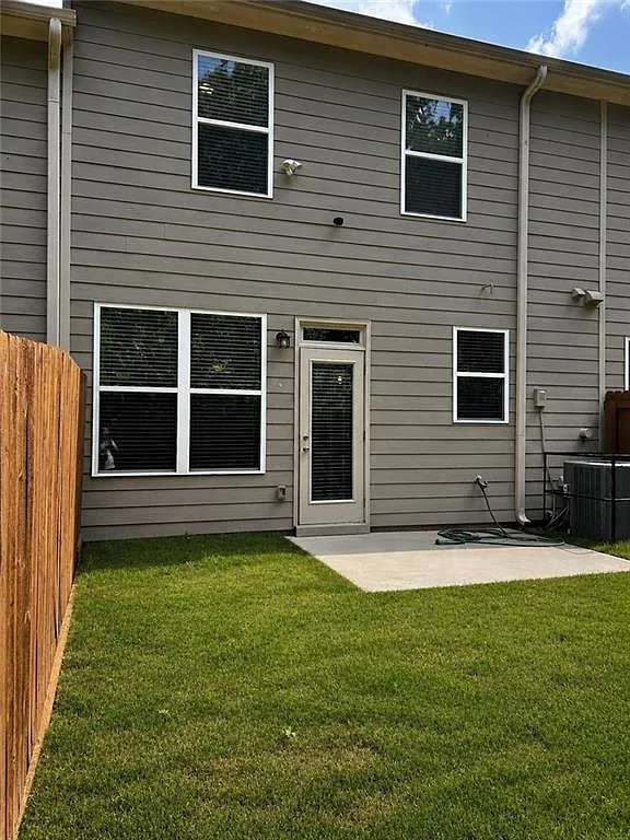 3 bed, 2.5 bath, 1926 sqft, $2,250 — Photo 2