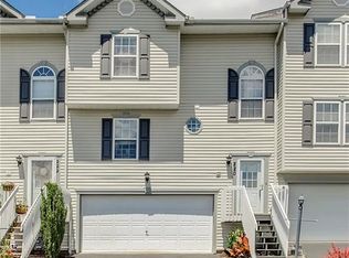 220 Manor View Dr, Manor, PA 15665