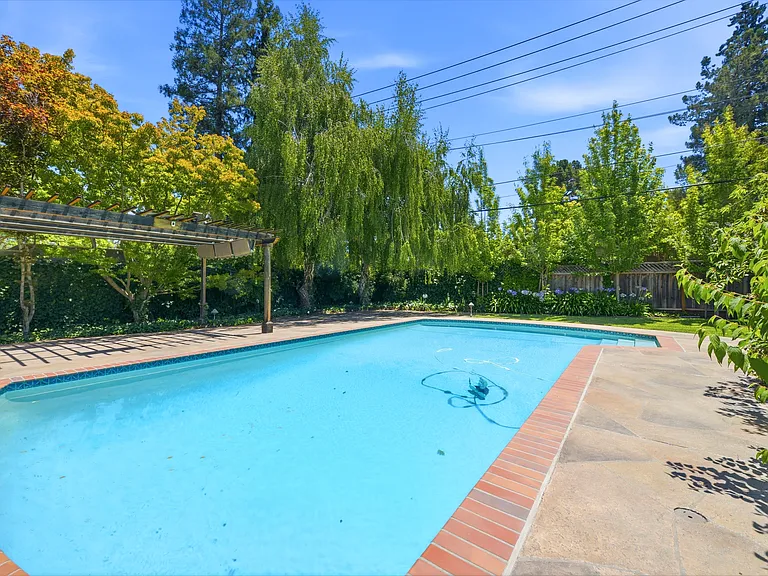 1825 White Oak Dr — Photo 32