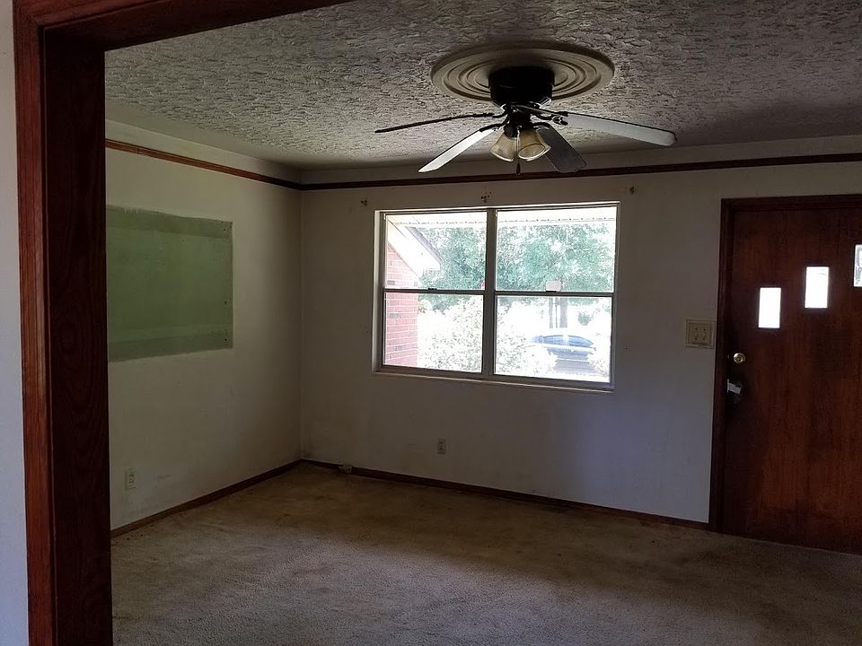 1st image of 211 W Hernandez St