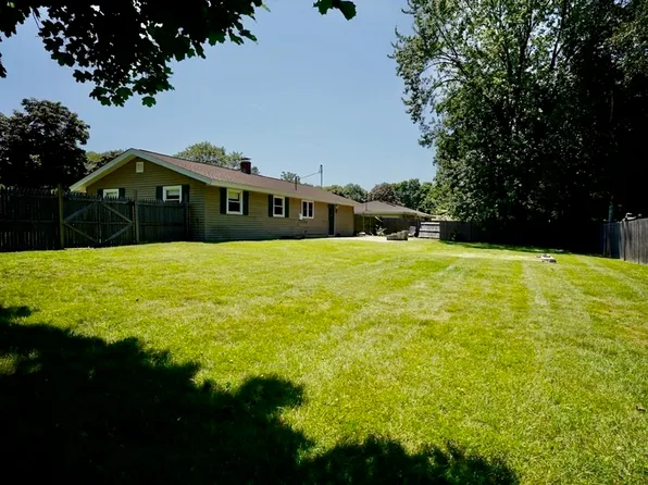 8 Dondi Rd, Beverly, MA 01915