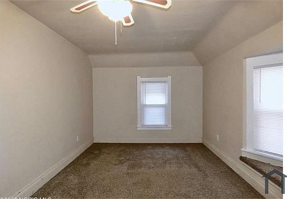 4th image of 937 Berry St