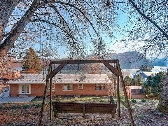 2nd image of 3404 Lakeshore Dr