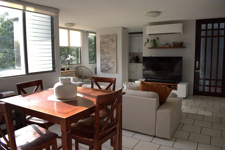 3 bed, 2.0 bath, 1330 sqft, $2,350 — Photo 2