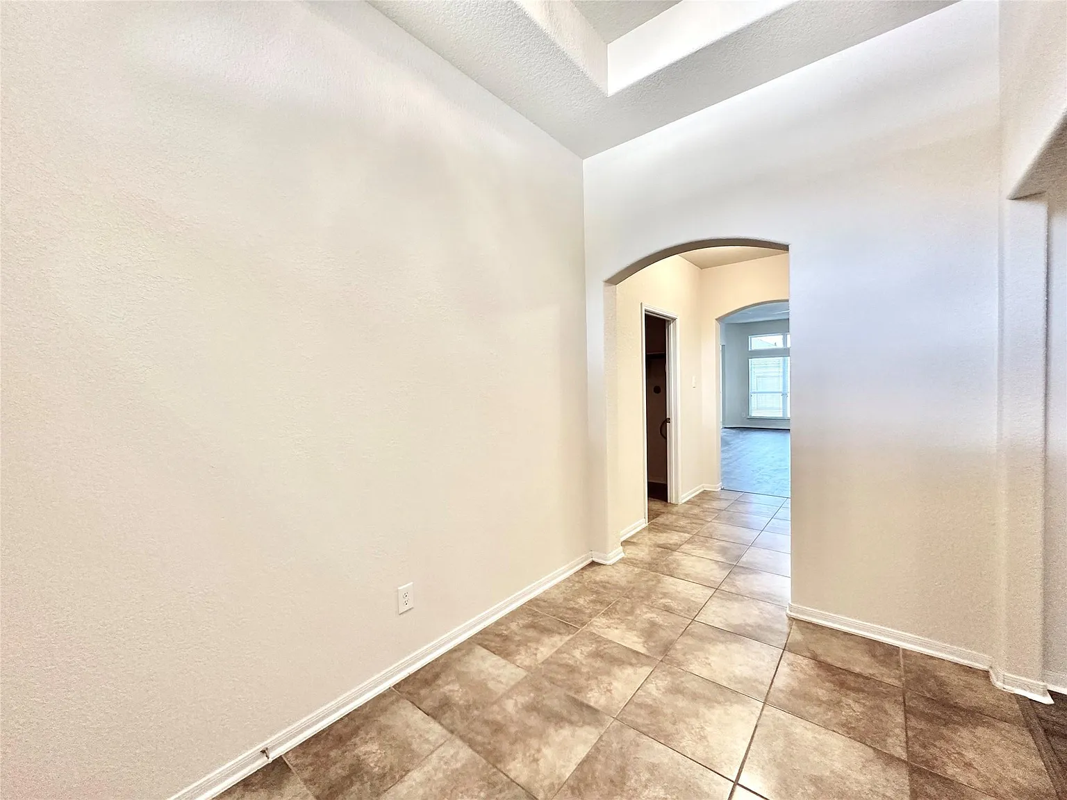 4 bed, 2.0 bath, 2313 sqft, $2,300 — Photo 3