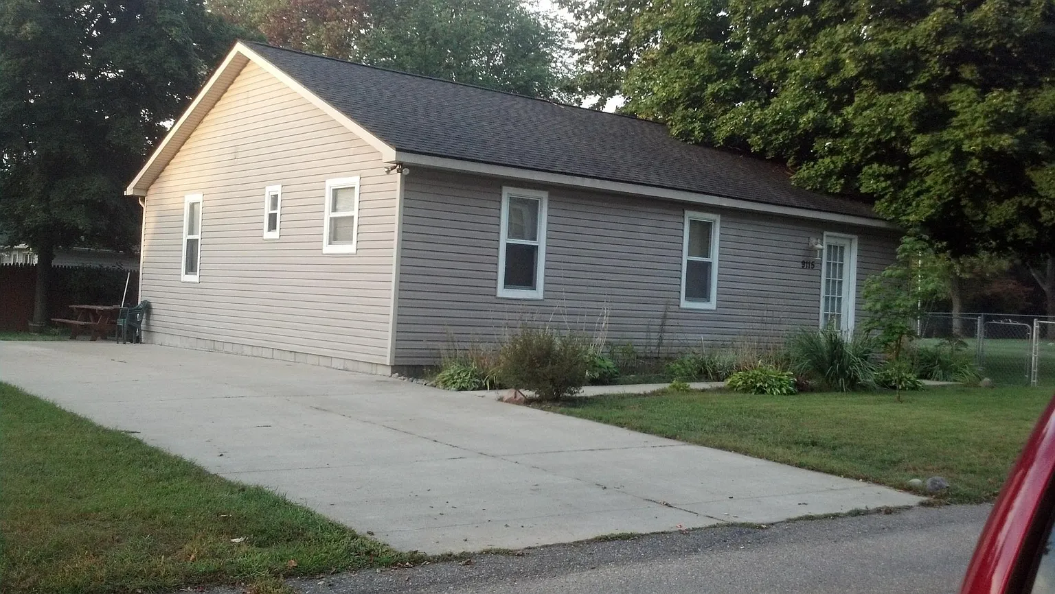 9115 Maplewood Dr photo 1
