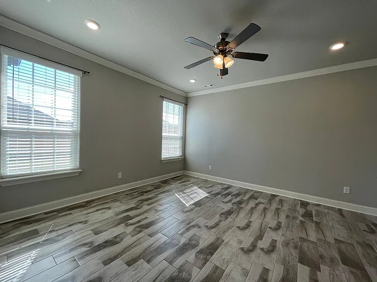 421 Linda Ln — Photo 12