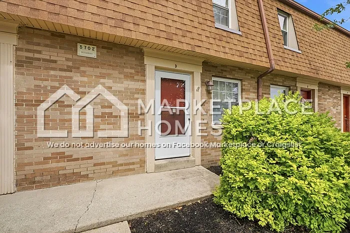 2 bed, 1.0 bath, 810 sqft, $1,300 — Photo 2