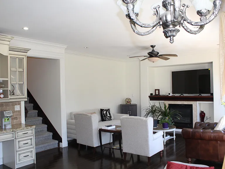 19670 71a Ave #UPPER TWO LEVEL — Photo 10