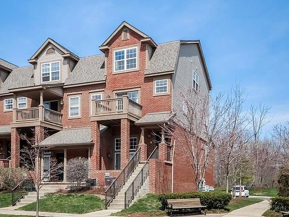 4th image of 2843 Barclay Way #131