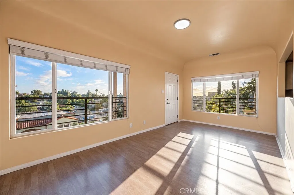 2 bed, 800 sqft, $3,250 — Photo 1