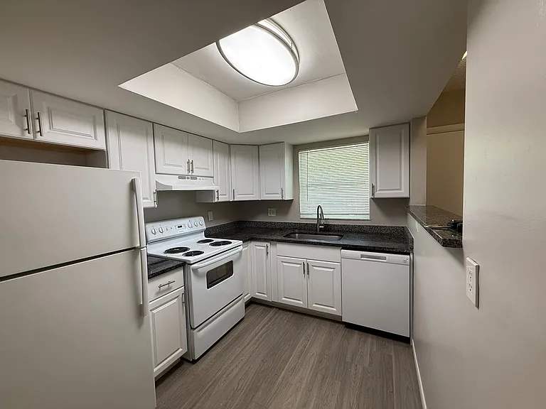 3322 Camelot Dr #C3 — Photo 8