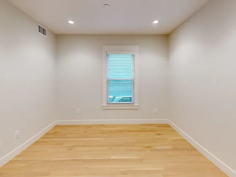 208-210 Banks St #1 — Photo 3