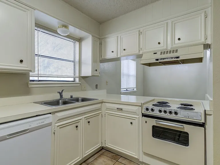 Albany Ridge Apartments Comfortable Living in West Lubbock — Photo 13