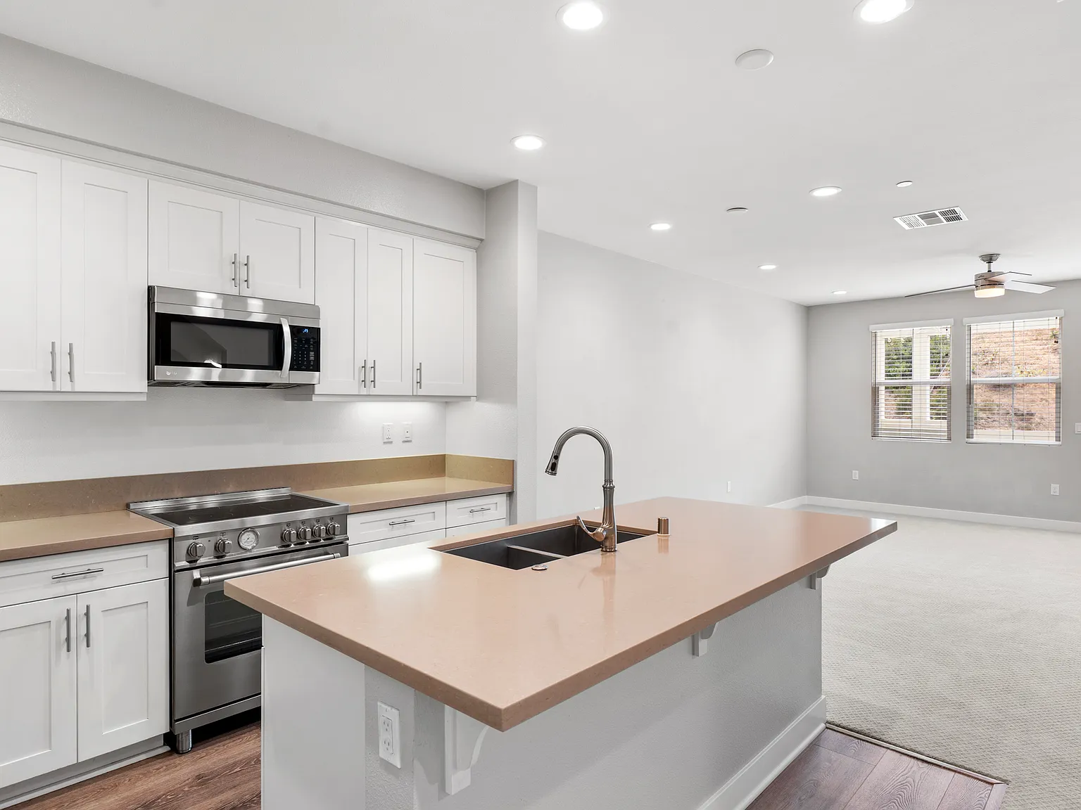 3 bed, 1465 sqft, $4,295 — Photo 2