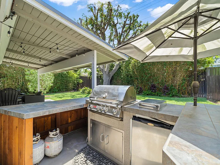 Built-in BBQ with TV