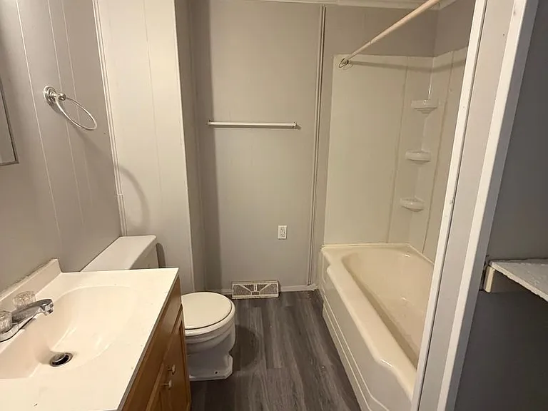 564 Salem Ave — Photo 7
