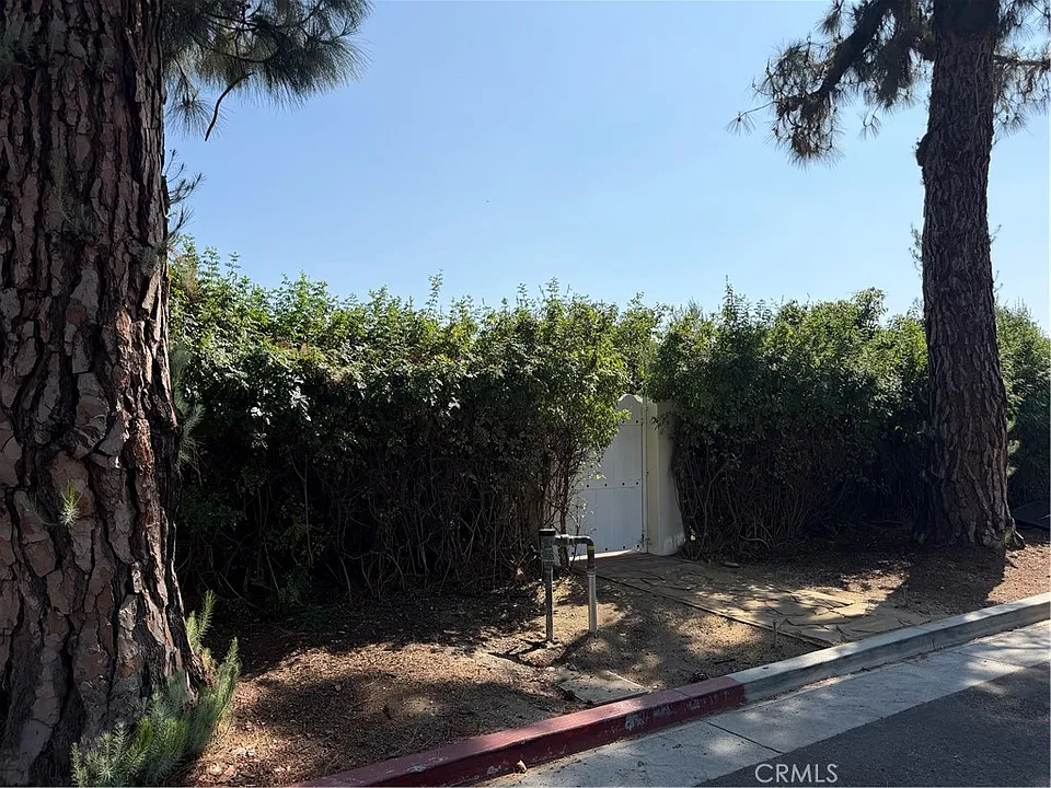 305 W Kenneth Rd