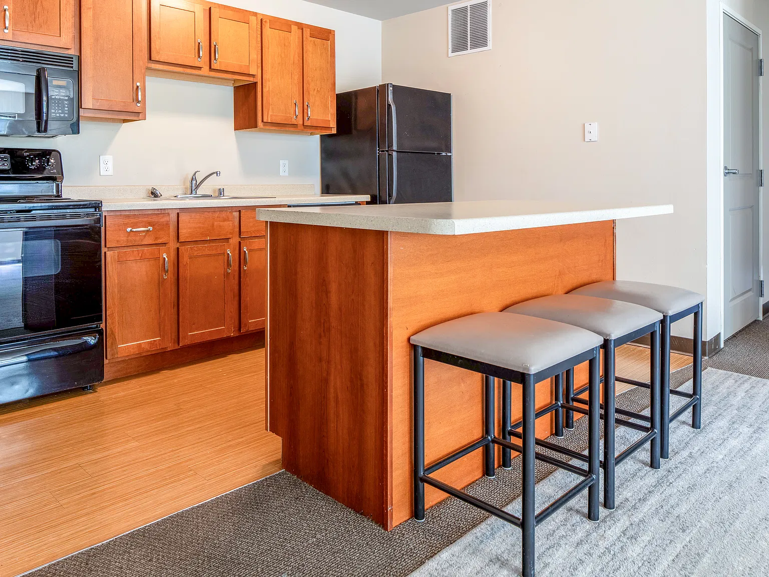 4 bed, 920 sqft, $615 — Photo 3