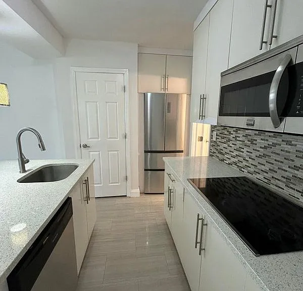 916 NE 15th Ave #3 — Photo 1