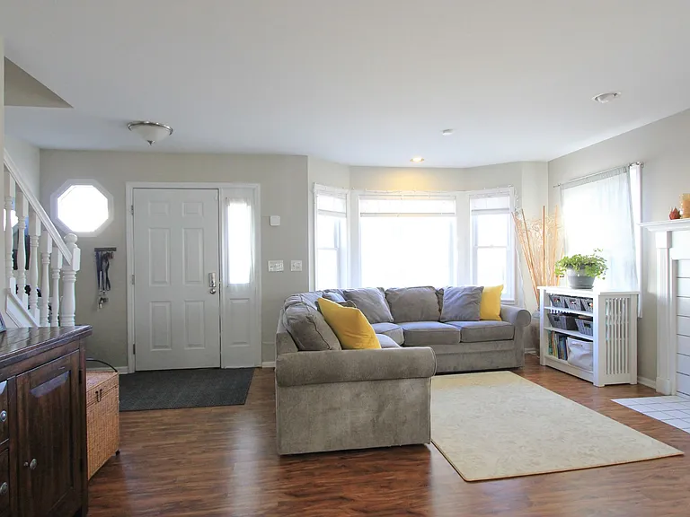 831 College Ave — Photo 13