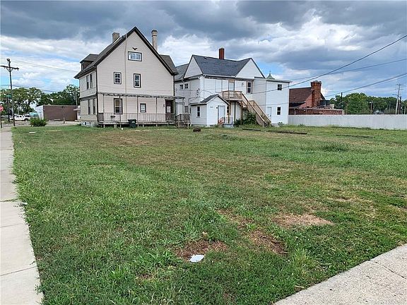 3rd image of 883 N Main St