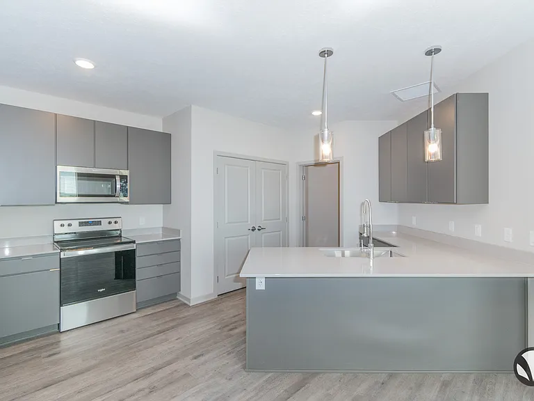Chateau at Yankee Hill Apartments — Photo 69