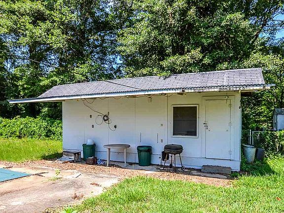 5th image of 303 Lois Dr