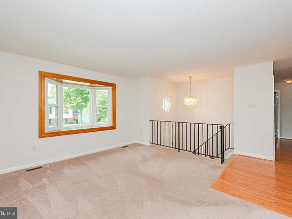 3rd image of 212 Fox Haven Ct