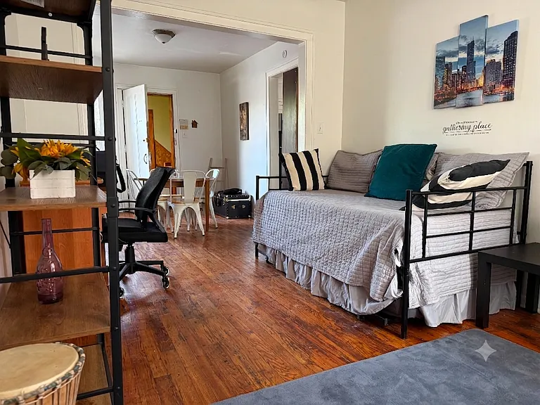 2611 W Peterson Ave #2R — Photo 2