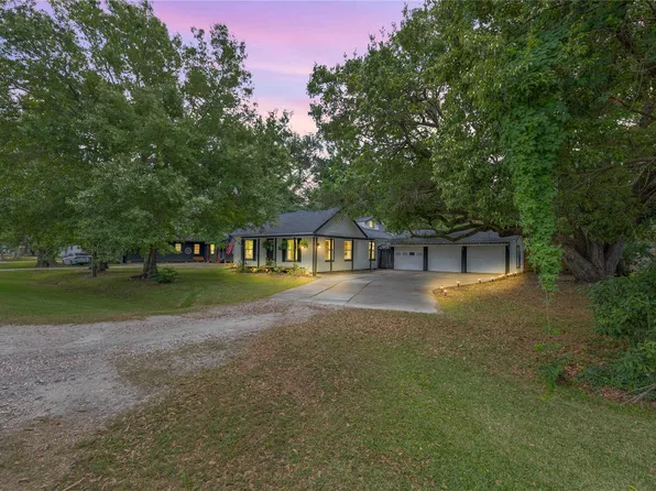 800 Trinity St, Anahuac, TX 77514