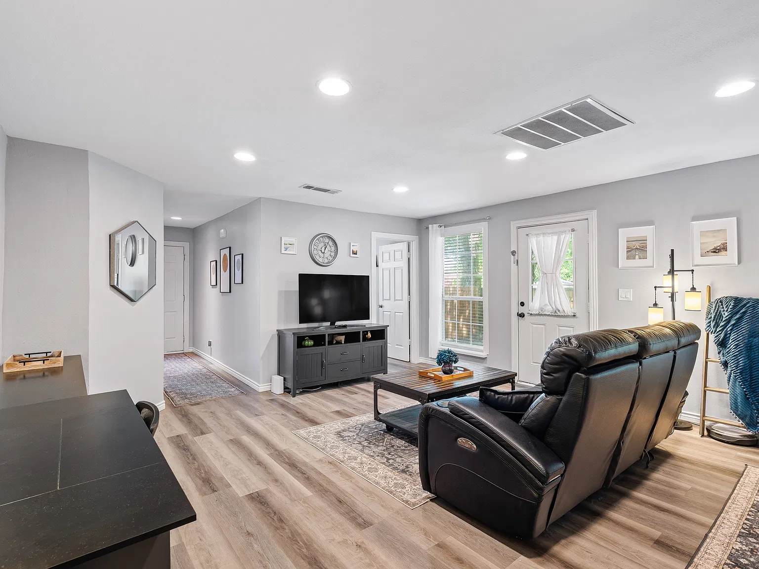 3 bed, 1150 sqft, $4,000 — Photo 3