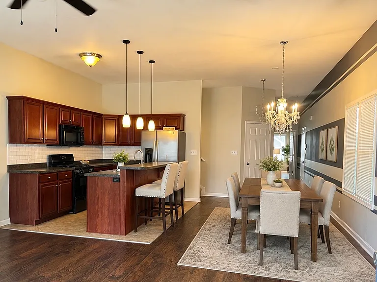 509 E Oak St — Photo 3