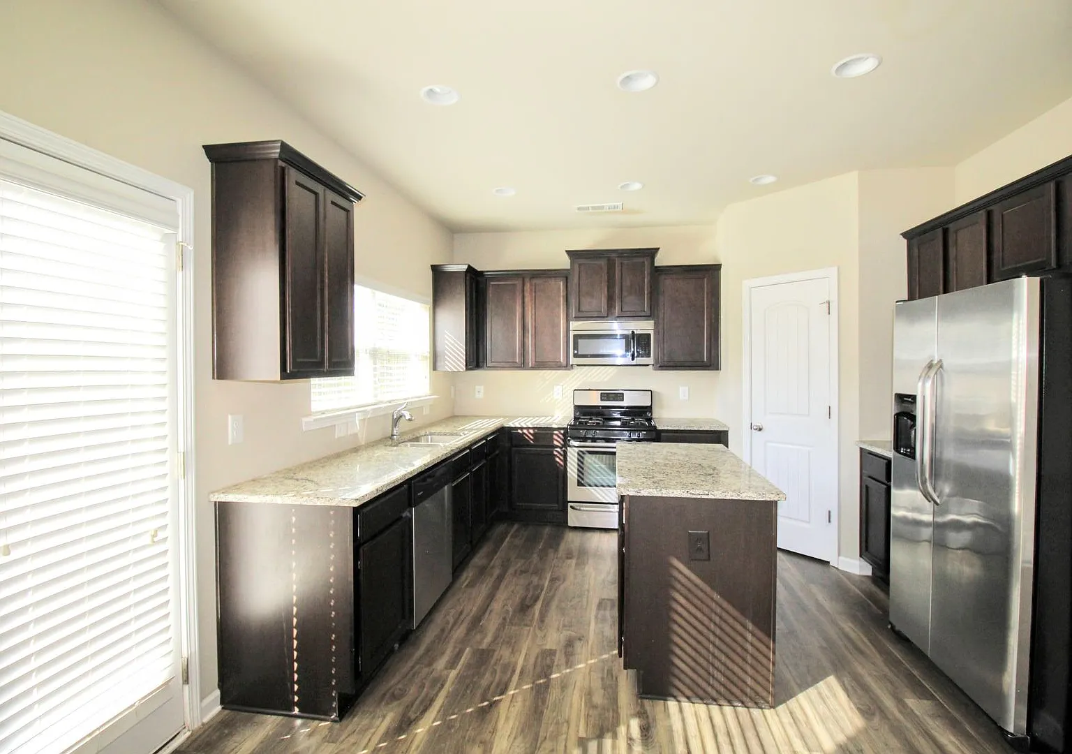Beautiful Modern Dallas GA Home — Photo 3
