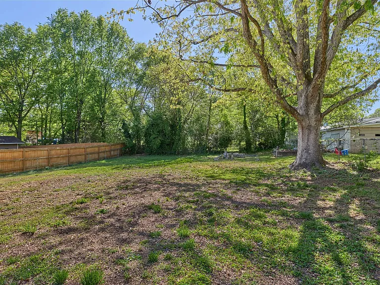 102 Tiffany Dr — Photo 17