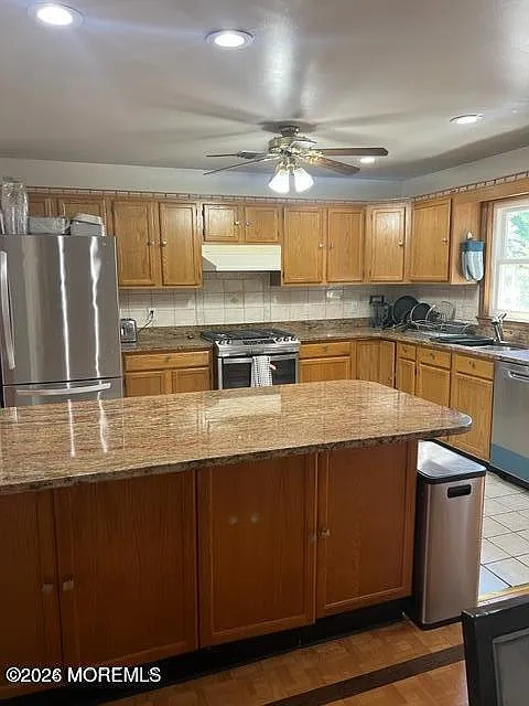 5 bed, 2454 sqft, $3,000 — Photo 2