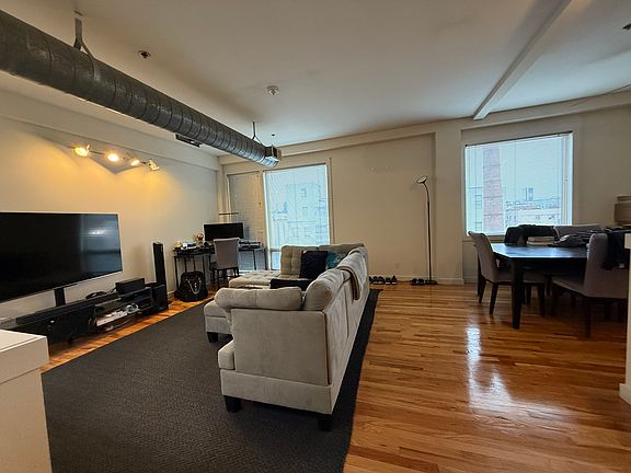 2nd image of 1015 Jefferson St #403