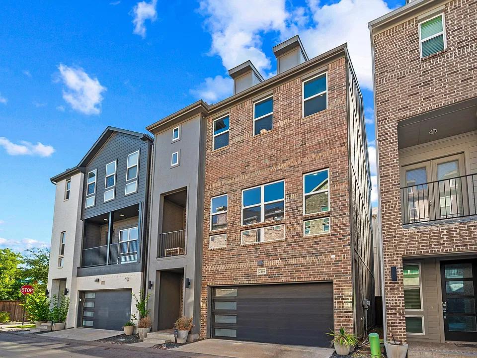 2646 Carolwood Ln