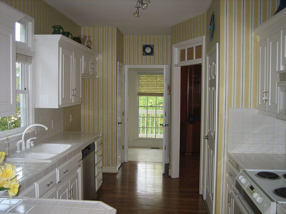2nd image of 1033 Lake Shore Cir