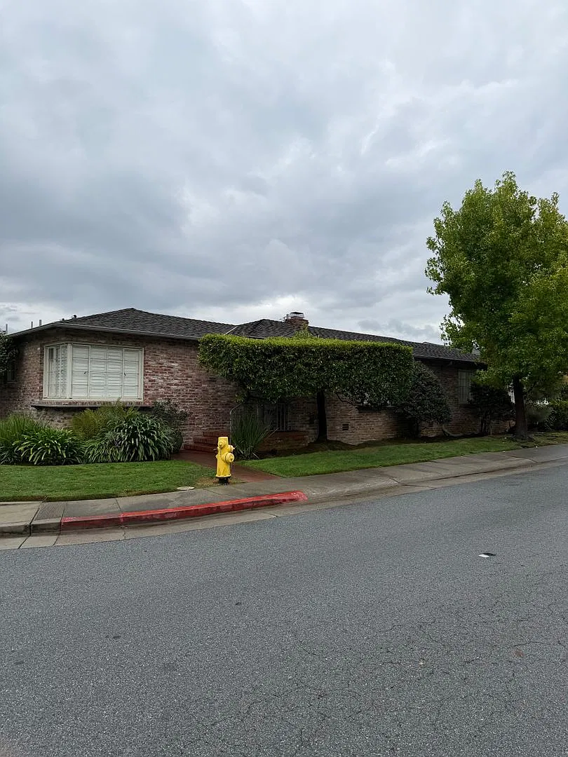 Charming Baywood Home — Photo 3