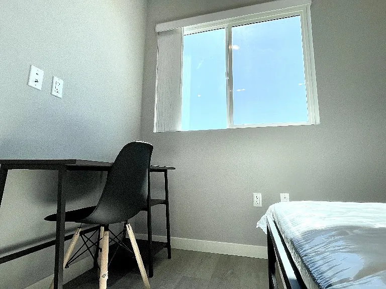 1370 W 35th Pl — Photo 20
