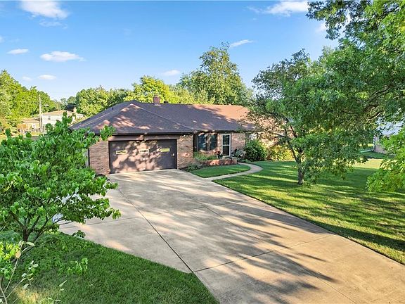 2nd image of 837 Beaumont Ct