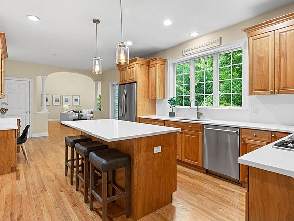 4th image of 22-22 Sawyer Ln #R