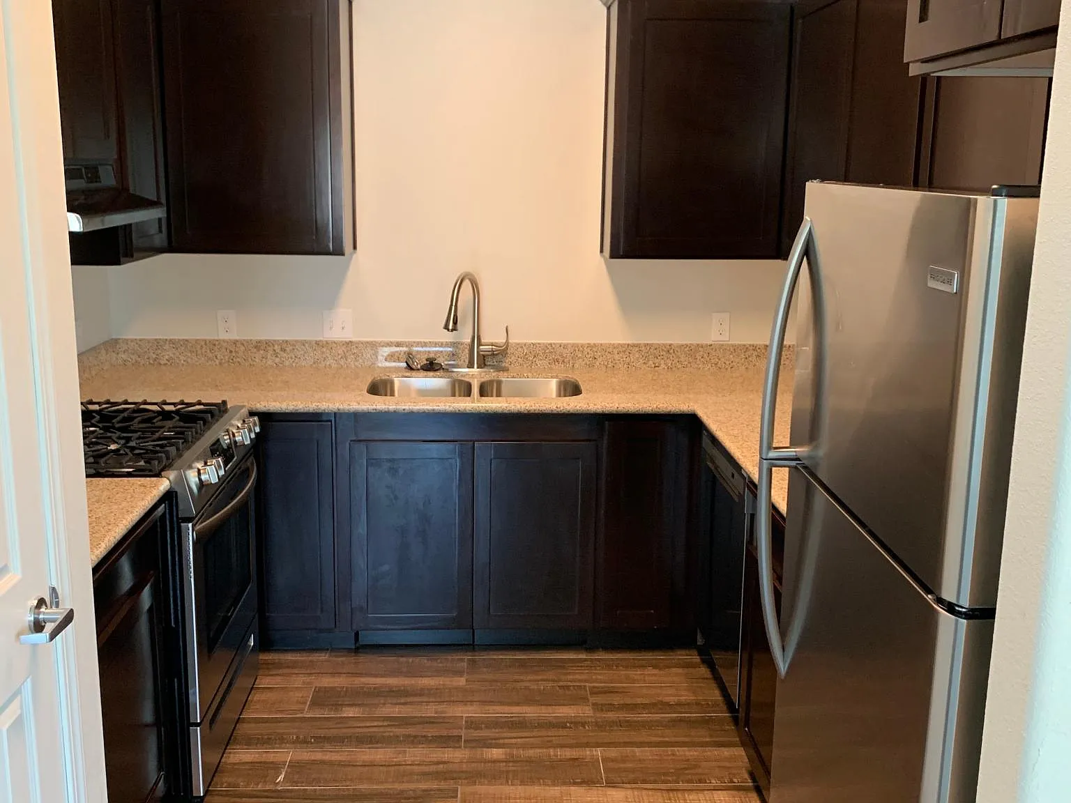 874 Greenfield Ave — Photo 3