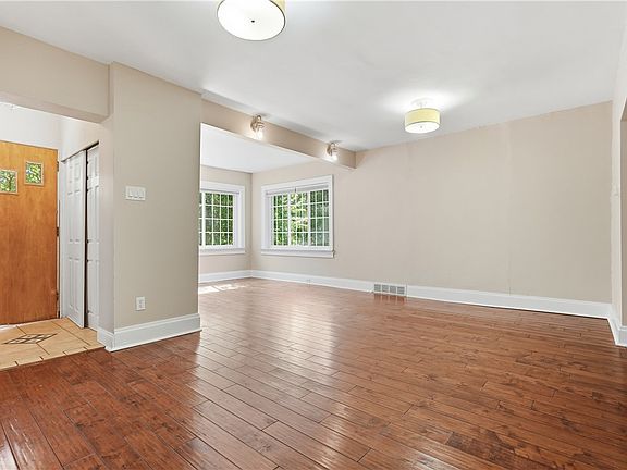 4th image of 5443 Wellesley Ave
