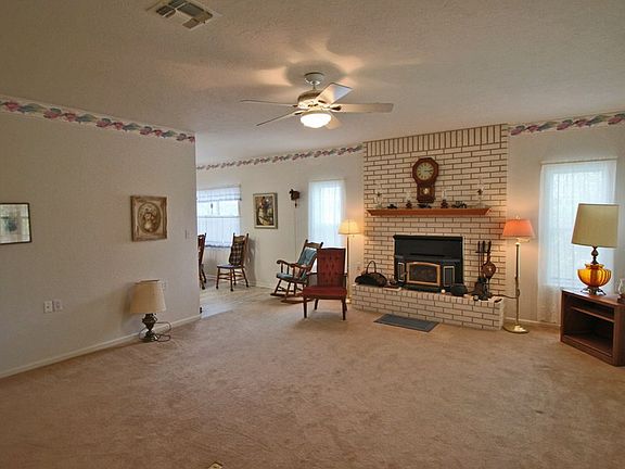 3rd image of 614 W Hackberry St