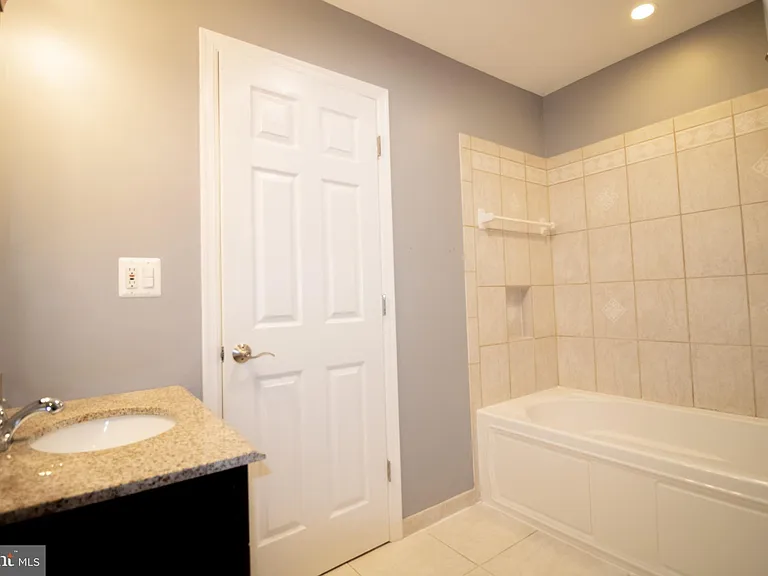 1127 Thackary Ct — Photo 17