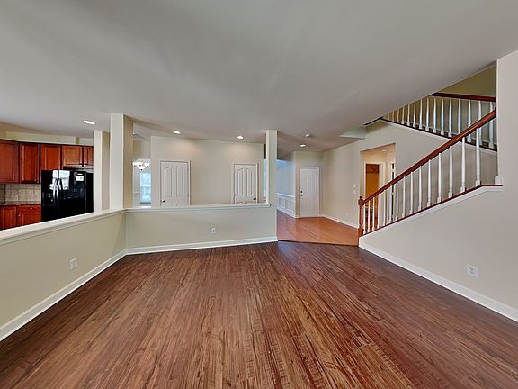 4th image of 8104 Acacia Ct